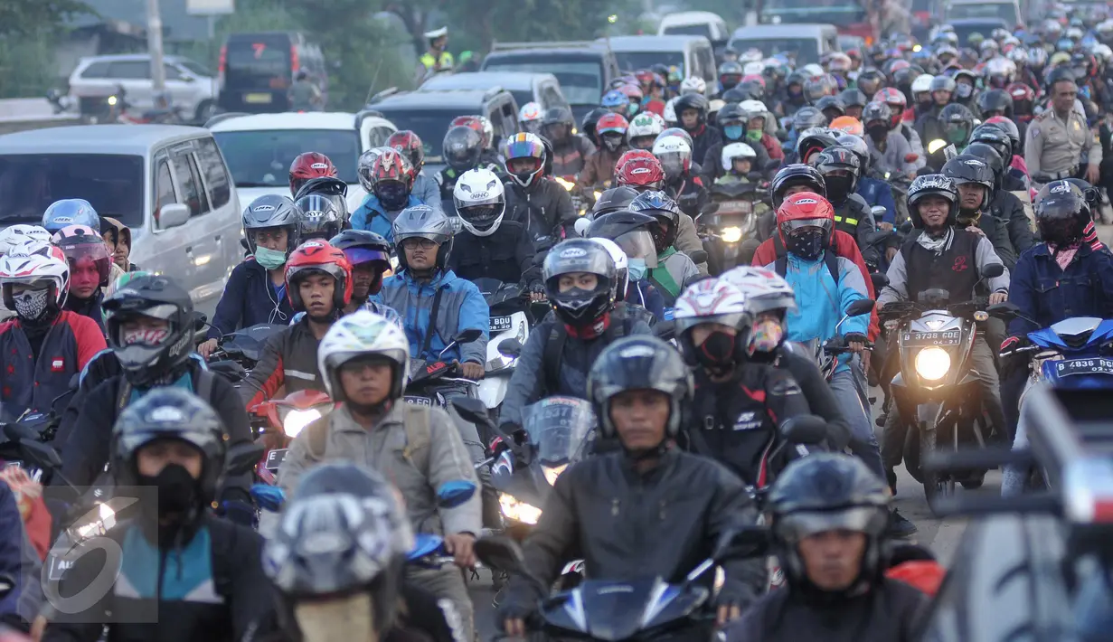 Pengendara sepeda motor terjebak kemacetan di jalan Lamaran, Karawang, Sabtu (2/7). Kemacetan tersebut terjadi akibat pemisahan jalur antara roda dua dengan roda empat untuk mengantisipasi jalur mudik Pantura. (Liputan6.com/Gempur M Surya)