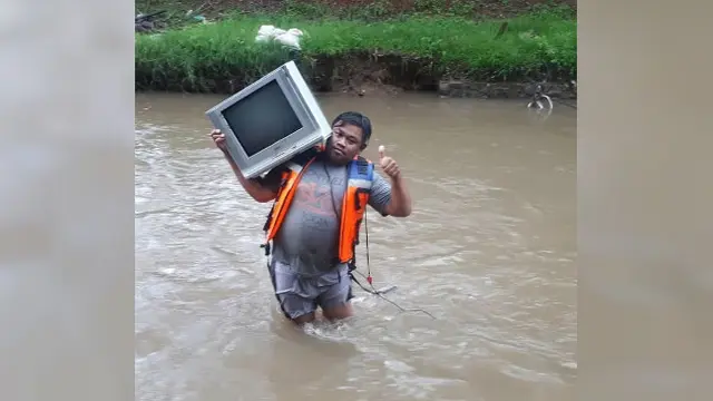 Masih banyak warga kota malah memilih sungai sebagai tempat pembuangan karena dekat dengan rumah.