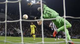 Kiper PAOK, Alexandros Paschalakis, berusaha menghalau bola saat melawan Chelsea pada laga Liga Europa di Stadion Toumbas, Thessaloniki, Kamis (20/9/2018). PAOK takluk 0-1 dari Chelsea. (AP/Thanassis Stavrakis)