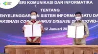 Menkes Budi Gunadi Sadikin (kiri) dan Menkominfo Johnny G.Plate menandatangani SKB mengenai penyelenggaraan Sistem Informasi Satu Data Vaksinasi Covid-19, Selasa (12/1/2021).