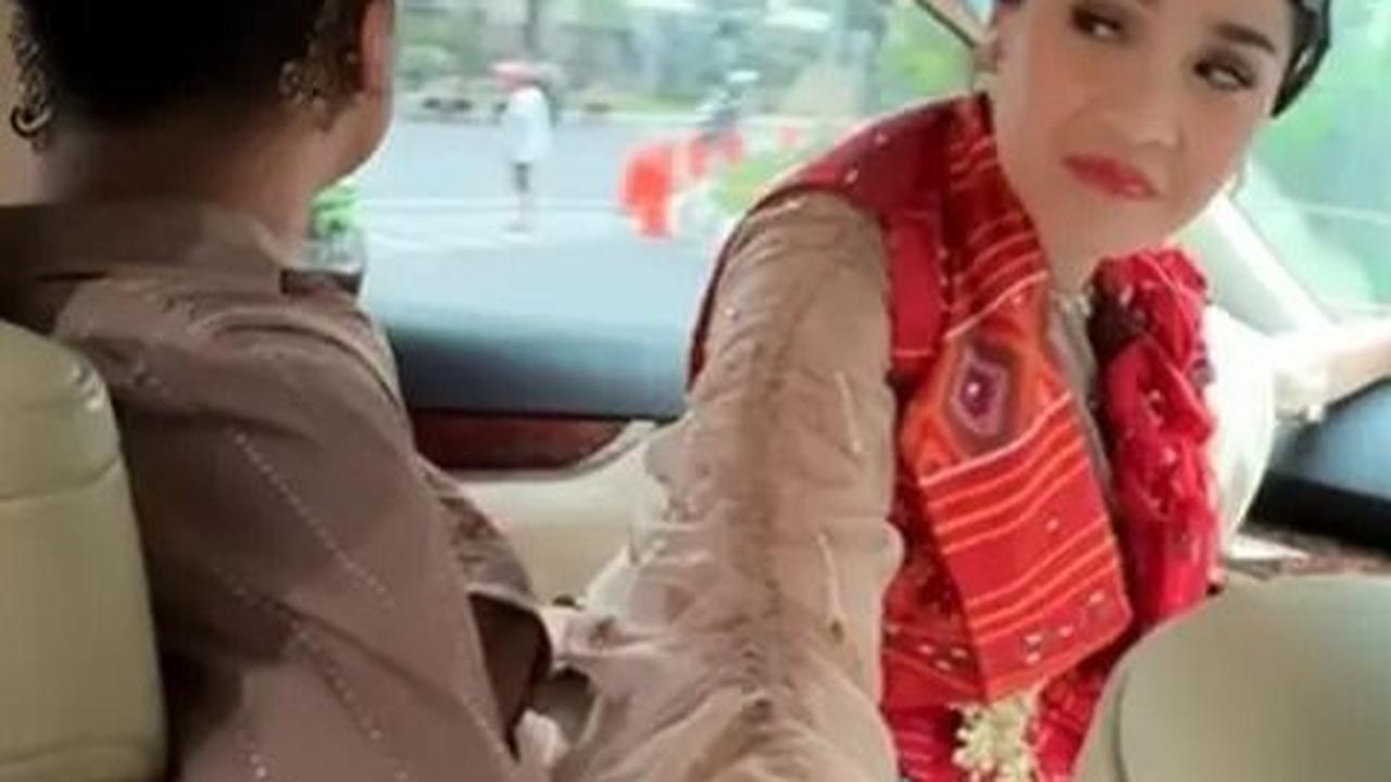 Ayu Dewi sendiri tak ketinggalan menggoda mereka dengan menyebut mereka seperti pasangan baru menikah. Netizen juga tak bisa menyembunyikan rasa gemas.