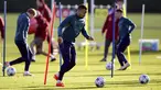 Penyerang Arsenal Gabriel Jesus menghadiri sesi latihan menjelang laga penutup fase grup Liga Champions 2023/24, di Arsenal Training Center, Hertfordshire, Senin (11/12/2023). (Jonathan Brady/PA via AP)