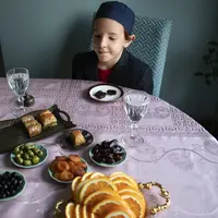 Mengajarkan berpuasa kepada sang buah hati memang menjadi tantangan tersendiri bagi orang tua. (Foto/dok: Freepik)