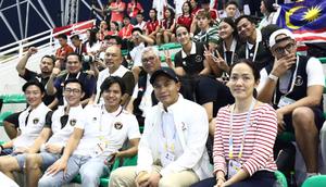 Ketua Umum PB Akuatik Indonesia, Anindya Novyan Bakrie, memberi dukungan langsung ke tim renang Merah Putih yang sedang berjuang di SEA Games 2025, Jumat (12/12/2025). (PB Akuatik Indonesia)