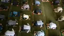 Orang-orang Palestina menjaga jarak ketika mereka ikut serta dalam salat zuhur di masjid Al-Abrar di Rafah, selatan Jalur Gaza, Rabu (3/6/2020). Masjid-masjid kembali dibuka bagi jemaah menyusul pelonggaran pembatasan Covid-19 di Jalur Gaza. (Photo by SAID KHATIB / AFP)