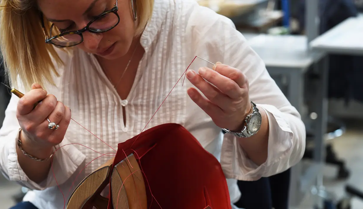 Proses penjahitan tas mewah Hermes di Allenjoie, Perancis, Kamis (5/4). Setiap produk Hermes harus mengantongi sertifikat keaslian dari Convention on International Trade in Endanggered Species (CITES). (SEBASTIEN BOZON/AFP)