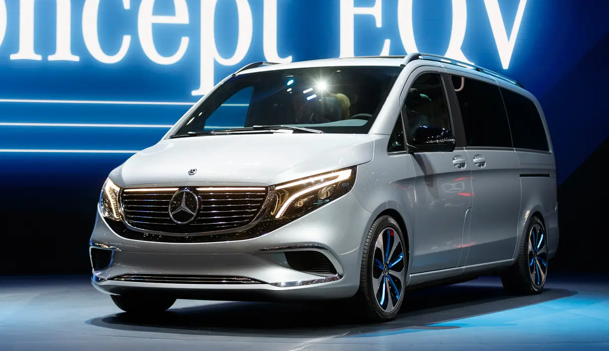 Mobil konsep Mercedes-Benz EQV dipamerkan dalam Geneva International Motor Show di Jenewa, Swiss, Selasa (5/3). Geneva International Motor Show berlangsung pada 7-17 Maret 2019. (Cyril Zingaro/Keystone via AP)