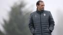 Pelatih Juventus, Massimiliano Allegri, memantau latihan anak asuhnya jelang laga Liga Champions melawan Sevilla di Vinovo, Italia, Senin (21/11/2016). Si Nyonya Tua membutuhkan kemenangan untuk memimpin klasemen Grup H. (AFP/Marco Bertorello)