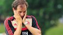 Ekspresi pelatih AC Milan Massimiliano Allegri saat memimpin latihan di kamp pelatihan Milanello di Carnago, 12 Juli 2011. AFP PHOTO/GIUSEPPE CACACE