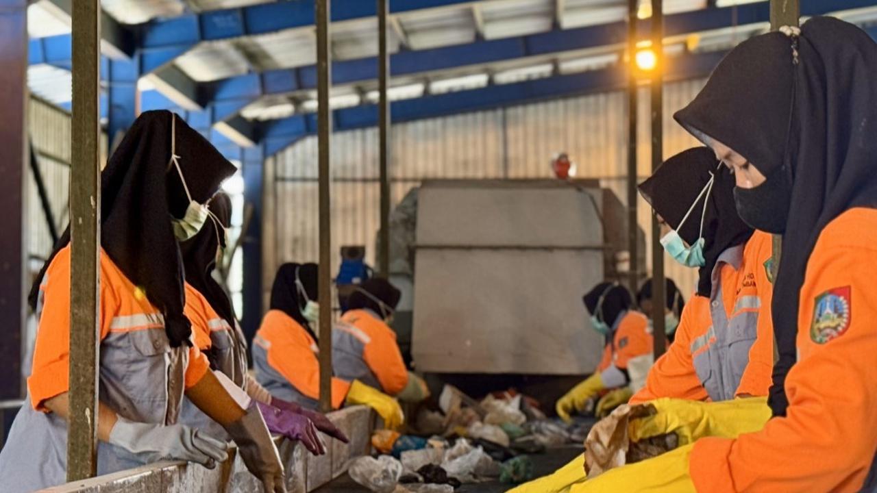 10 Ton Olahan Sampah Dikirim ke Pabrik Semen Tuban, Jadi Bahan Bakar Alternatif Pengganti Batu Bara
