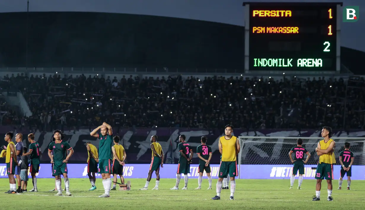 <p>Para pemain Persita Tangerang memberikan penghormatan usai pertandingan persahabatan antara Persita Tangerang melawan PSM Makassar di Indomilk Arena, Tangerang, Rabu (01/06/2022). Pertandingan berakhir dengan skor imbang 1-1. (Bola.com/Bagaskara Lazuardi)</p>