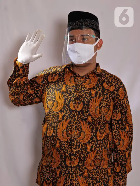 Mahasiswa inklusif atau berkebutuhan khusus Adit menirukan gaya Presiden Soeharto. Adit memilih sosok Soeharto karena Presiden ke-2 Indonesia tersebut merupakan Bapak Pembangunan. (Liputan6.com/Herman Zakharia)