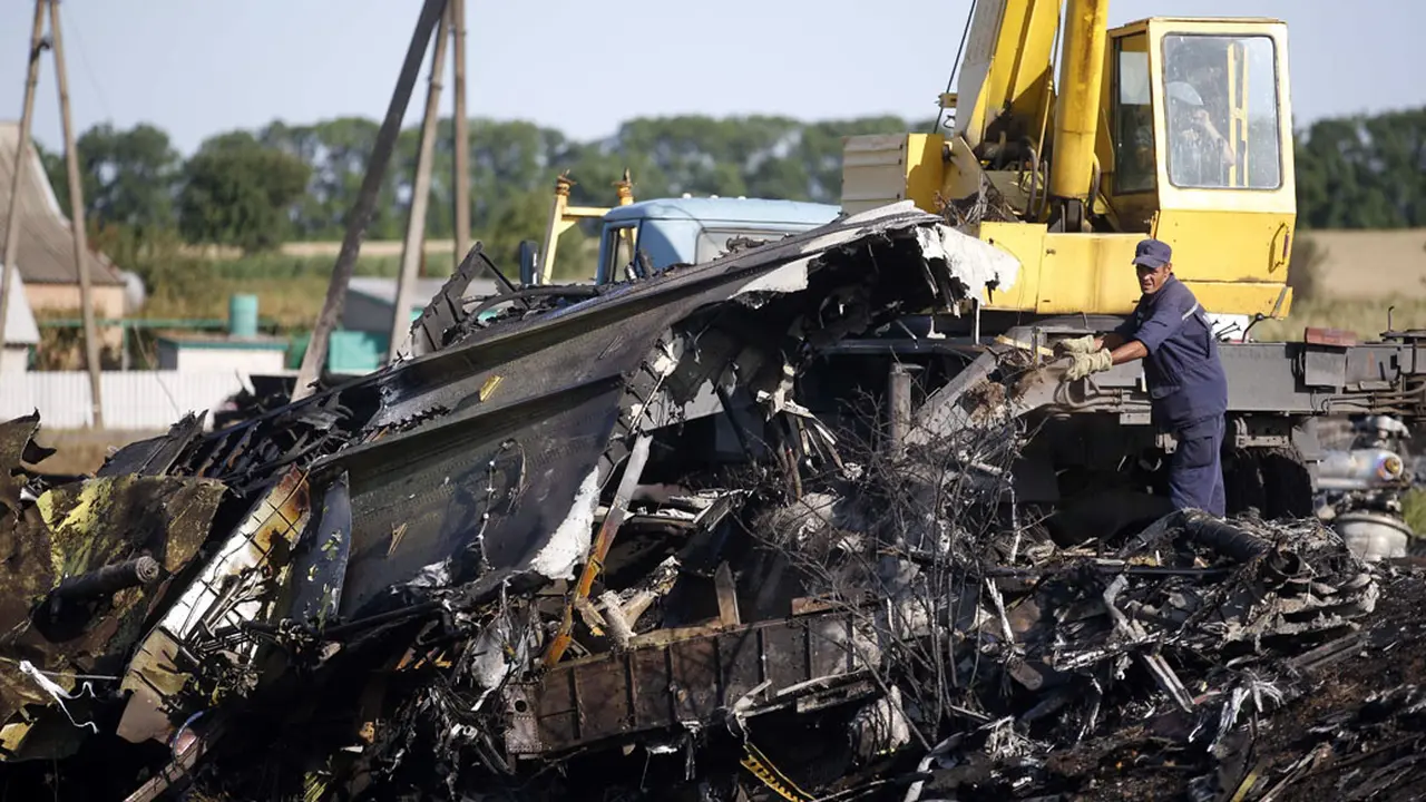 Pencarian Bukti Penembakan Pesawat MH-17 Mulai Dilakukan