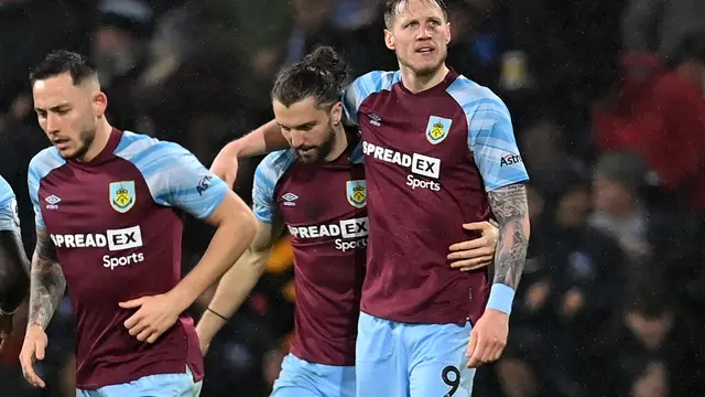 Pemain Burnley merayakan gol ke gawang MU
