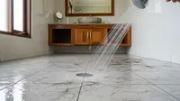 Cara Membersihkan Rambut Rontok di Kamar Mandi Tanpa Harus Menyentuhnya
