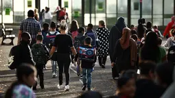 Pemerintah mengumumkan bulan lalu bahwa mereka melarang abaya di sekolah-sekolah, dengan mengatakan bahwa hal tersebut melanggar aturan sekularisme dalam pendidikan yang telah membuat jilbab Muslim dilarang. (Photo by SEBASTIEN BOZON / AFP)