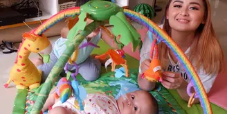 Berbagai upaya dilakukan oleh artis Joanna Alexandra demi kesehatan anak keempatnya yang baru berusia sembilan bulan. Penyakit langka yang diderita buah hatinya membutuhkan biaya tak sedikit. (Instagram/joannaalexandra)