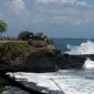 Deburan ombak menerjang tebing yang ada di kawasan Tanah Lot, Bali, 31 Agustus 2015. Kawasan wisata Tanah Lot masih menjadi primadona bagi wisatawan yang berkunjung ke Bali. (Liputan6.com/Helmi Fithriansyah)