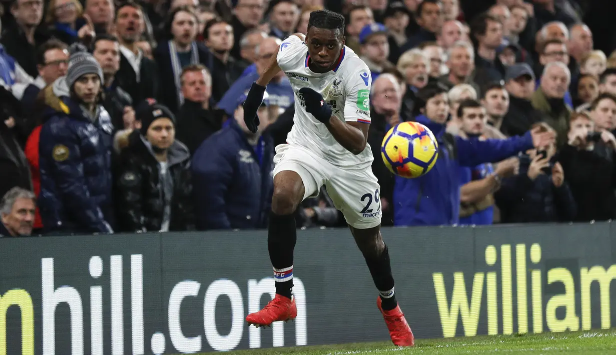 7. Aaron Wan Bissaka (Bek Kanan) - Manchester United merekrut pemain berusia 21 tahun ini dari Crystal Palace dengan transfer mencapai 50 juta poundsterling. (AFP/Adrian Dennis)