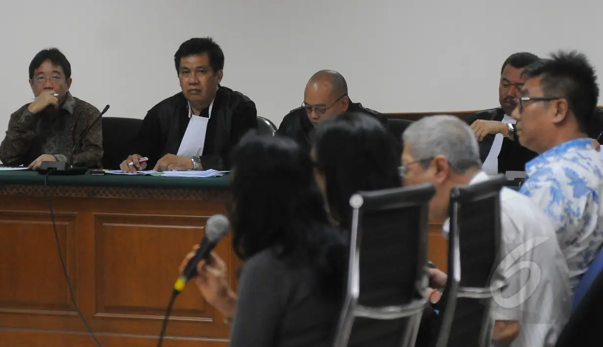 Terdakwa Presiden Direktur PT Sentul City, Kwee Cahyadi Kumala (KCK) alias Swie Teng menyimak keterangan saksi saat sidang lanjutan di Pengadilan Tipikor, Jakarta, Senin (30/3/2015). (Liputan6.com/Herman Zakharia)