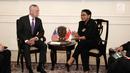 Menlu RI Retno Marsudi berbincang dengan Menhan AS, Jim Mattis di Kantor Kemenlu, Jakarta, Senin (22/1). Menlu mengatakan, salah satu isu yang dibicarakan dalam pertemuan yaitu pengembangan regional Indo-Pasifik. (Liputan6.com/Arya Manggala)