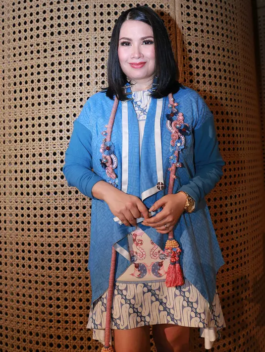 "Dari tahun 2012 rekaman. Kenapa baru sekarang dirilis, karena ada kendala satu waktu, terus punya kesibukan sendiri dan kedua biaya kalau ada diterusin rekaman kalau enggak break dulu," jelas Titi DJ. (Galih W. Satria/Bintang.com) 