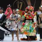 Peserta membawakan busana dari bahan limbah daur ulang pada acara Fashion Recycle Parade yang merupakan rangkaian HUT Inner City Management (ICM) ke-17 di kawasan Podomoro City, Jakarta (Liputan6.com)