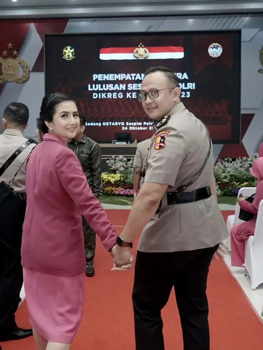 Meski tak lagi terlihat di layar kaca, perempuan yang telah delapan tahun menjadi ibu bhayangkari itu kerap membagikan beberapa kegiatannya di media sosial. "Mari kita mulai babak baru..," tulis Kadek Devi dalam unggahan 24 Oktober lalu. [Instagram/kddevie]