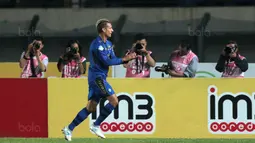 Selebrasi gol pemain Persib Bandung, Raphael Maitimo usai mencetak gol ke gawang PS TNI pada lanjutan Liga 1 2017 di Stadion Si Jalak Harupat, Sabtu (05/8/2017). (Bola.com/Nicklas Hanoatubun)