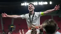 Declan Rice dari West Ham merayakan setelah memenangkan pertandingan sepak bola final Liga Konferensi Eropa antara Fiorentina dan West Ham di Eden Arena di Praha, Rabu, 7 Juni 2023. West Ham menang 2-1. (Foto AP/Petr David Josek)