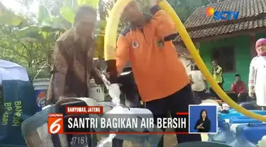 Pembagian air bersih ini mendapat sambutan hangat warga seperti di Desa Langgongsari, Kecamatan Cilongok, Banyumas.