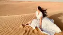 Aura Kasih berpose tak kalah menawan di tengah padang pasir. Ia mengenakan sebuah dress lengan pendek berwarna putih dan sunglasses. Potretnya semakin memukau karena rambut panjangnya yang dibiarkan tergerai tertiup angin. [Foto: Instagram/aurakasih]