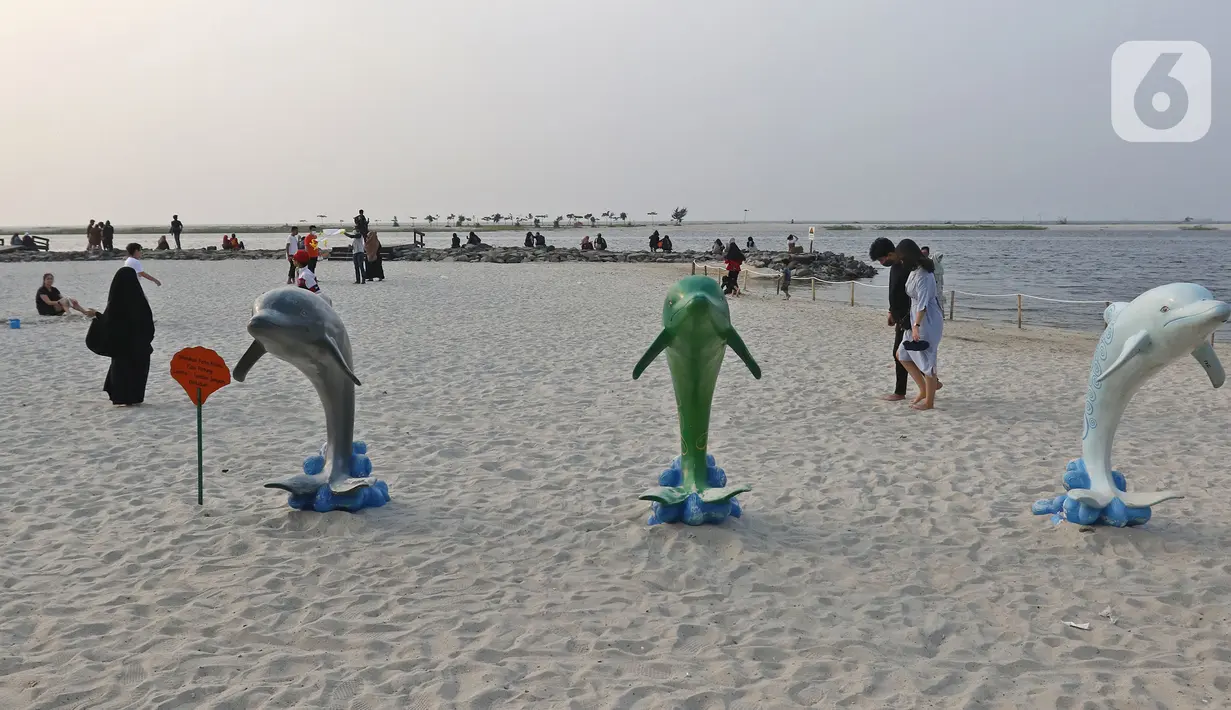 Pengunjung menikmati suasana Pantai Ancol, Jakarta, menjelang berlakunya PSBB, Sabtu (12/9/2020). Pemprov DKI berencana menutup sejumlah tempat rekreasi di antaranya Ancol, Ragunan, Monas, dan Taman Mini Indonesia Indah saat PSBB total pada 14 September mendatang. (Liputan6.com/Herman Zaharia)