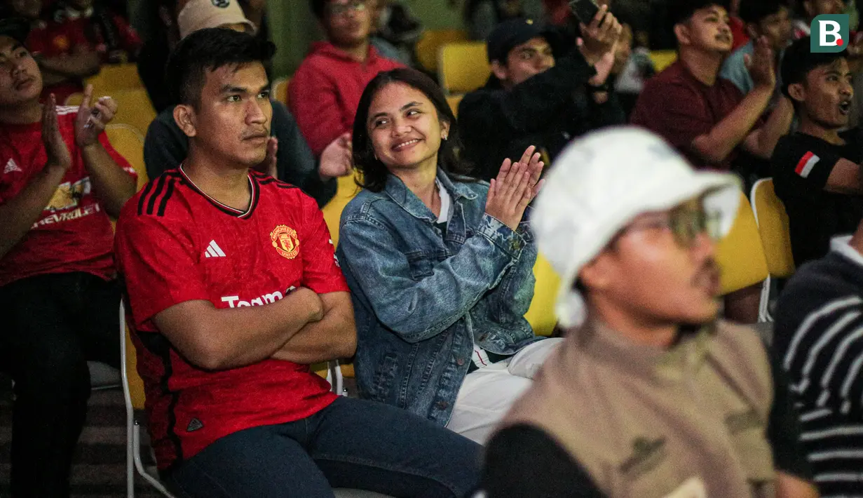 <p>Fans Manchester United menikmati Roaring Night Liga Inggris melawan Manchester City yang berlangsung di Hotel IBIS Style, Tanah Abang, Jakarta, Minggu (03/03/2024). (Bola.com/Bagaskara Lazuardi)</p>