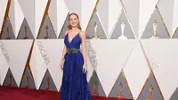 Brie Larson, peraih Aktris Terbaik tampil sempurna dengan gaun biru mahakarya Gucci di Oscar 2016. Intip penampilannya di sini