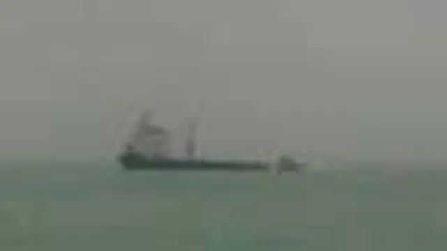 Kapal Laut Asing Menabrak Karang