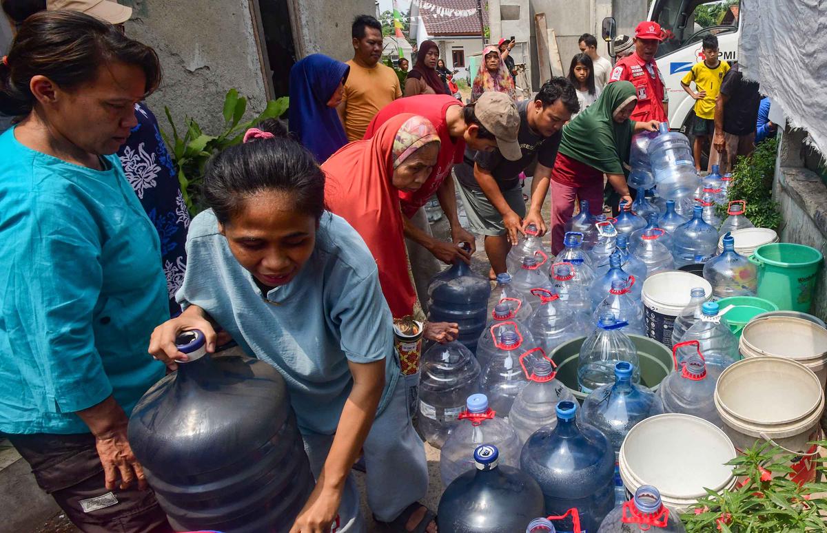 PDAM Mati dan Sumur Mengering,  Warga Depok Dapat Bantuan Air Bersih