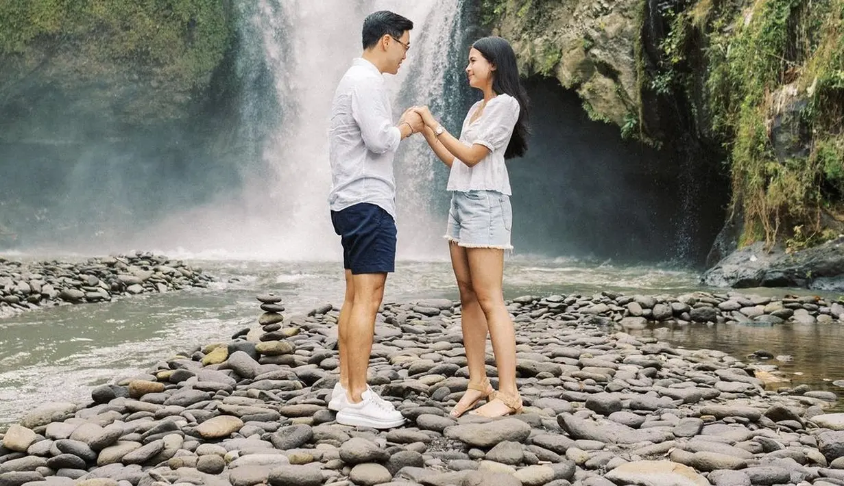 <p>Jesse Choi melamar Maudy Ayunda tepat di depan air terjun. Latar alam yang indah ini menjadi saksi bisu dimulainya perjalanan rumah tangga Maudy Ayunda dengan pria pilihannya. (instagram/maudyayunda)</p>