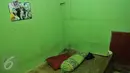Kondisi salah satu kamar di sebuah kafe yang mulai ditinggalkan pemiliknya di kawasan Kalijodo, Jakarta, Kamis (18/2). Lokalisasi itu mulai ditinggalkan penghuni sejak berkembangnya wacana penggusuran kawasan Kalijodo. (Liputan6.com/Gempur M Surya)