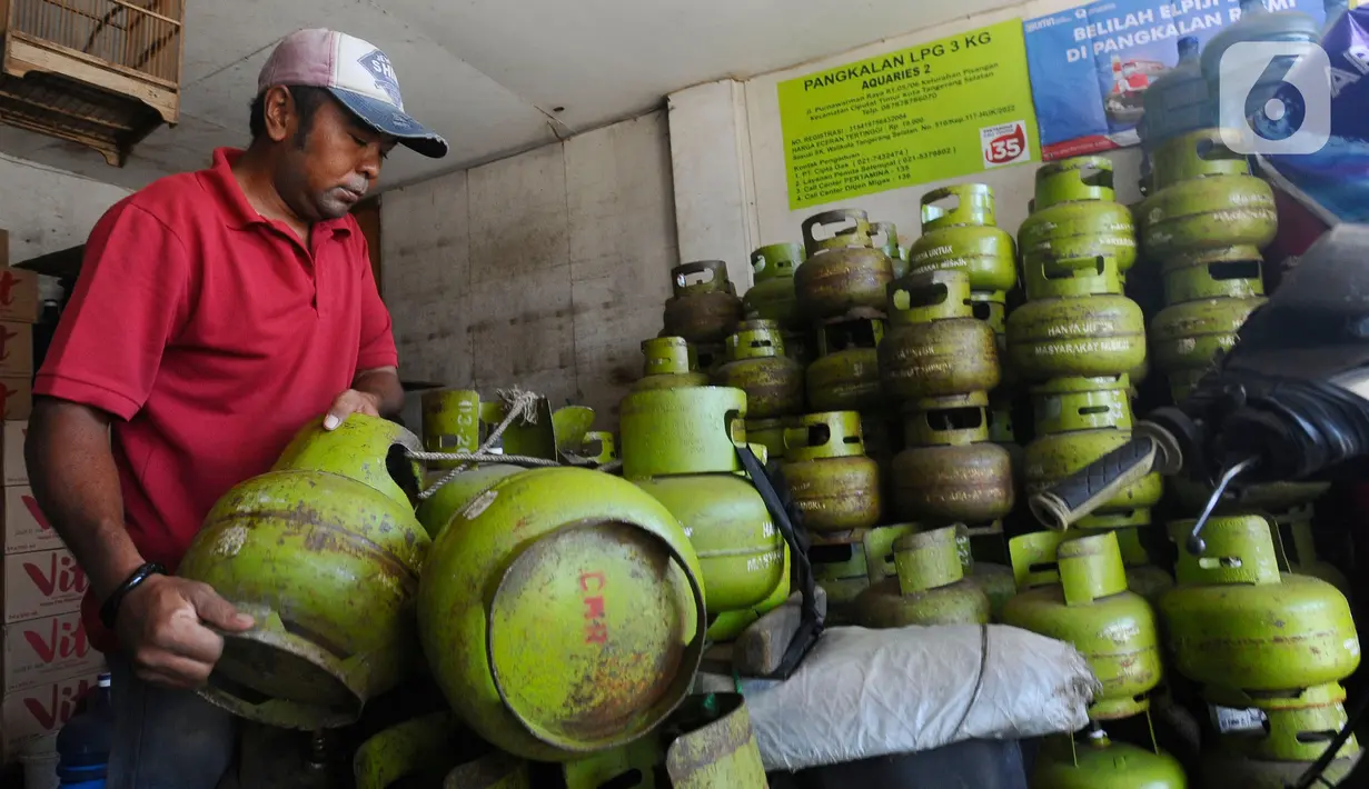 Pekerja menyusun Gas 3 kilo di Pangkalan Elpiji 3 kilo di Jalan Munawarman, Ciputat, Tangerang Selatan, Banten, Senin (16/1/2023). Sejumlah pekerja pangkalan elpiji belum mengetahui uji coba pembelian elpiji subsidi menggunakan KTP. Sejauh ini, Kementerian ESDM bersama Pertamina masih melakukan uji coba pembelian elpiji 3 kg dengan menunjukkan KTP di lima kecamatan, yakni Cipondoh di Kota Tangerang, Ciputat di Tangerang Selatan, Ngaliyan di Semarang, Batu Ampar di Batam, dan Kecamatan Mataram di Mataram. (merdeka.com/Arie Basuki)