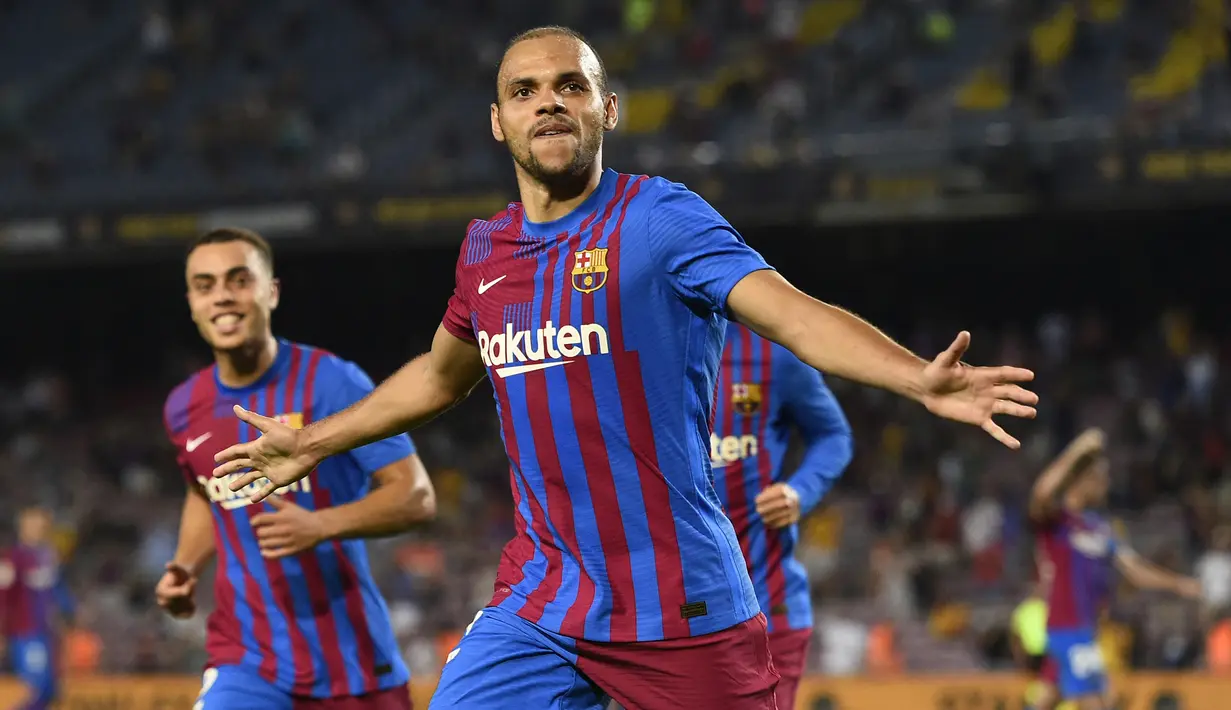 Martin Braithwaite. Striker asal Denmark berusia 30 tahun ini didatangkan Barcelona pada tengah musim 2019/2020 dari Leganes, 6 bulan sebelum kedatangan Ronald Koeman. Bersama Ronald Koeman, ia menjadi pilihan utama dan tampil dalam 45 laga dengan torehan 9 gol dan 5 assist. (AFP/Josep Lago)