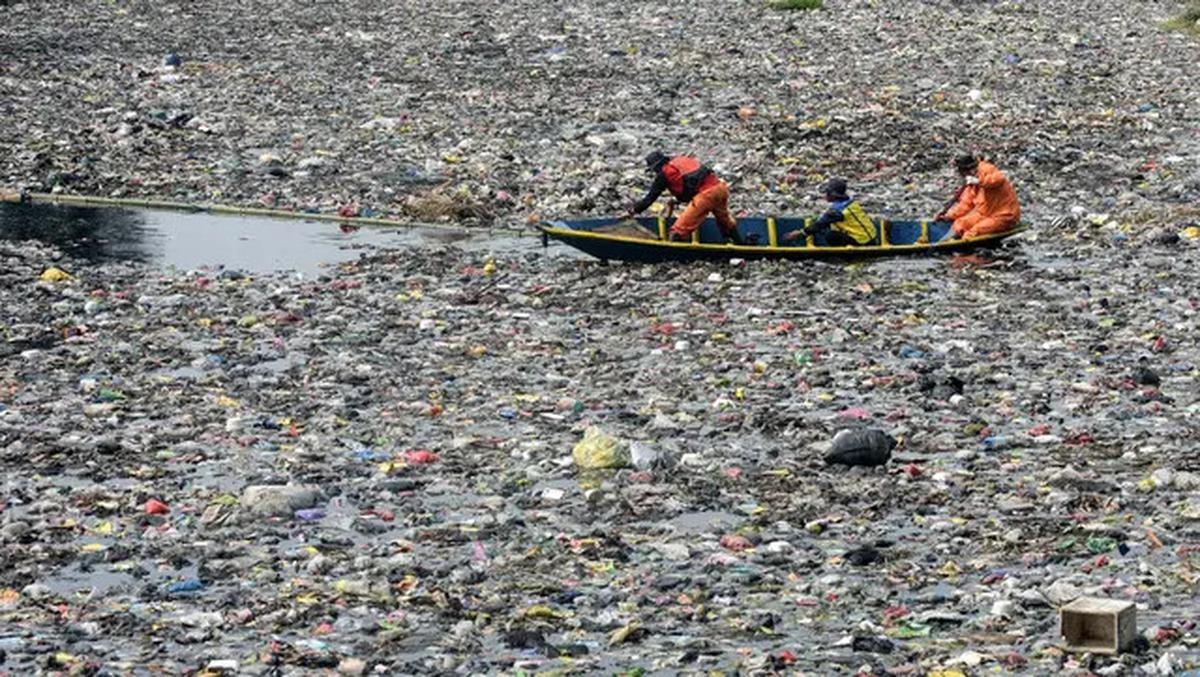 19 Ton Sampah Kembali Kotori Sungai Citarum