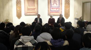 Duta Besar RI untuk Turki, Lalu Muhamad Iqbal mengadakan diskusi santai dengan para WNI korban gempa Turki dan Suriah. (Dok: KBRI Ankara)