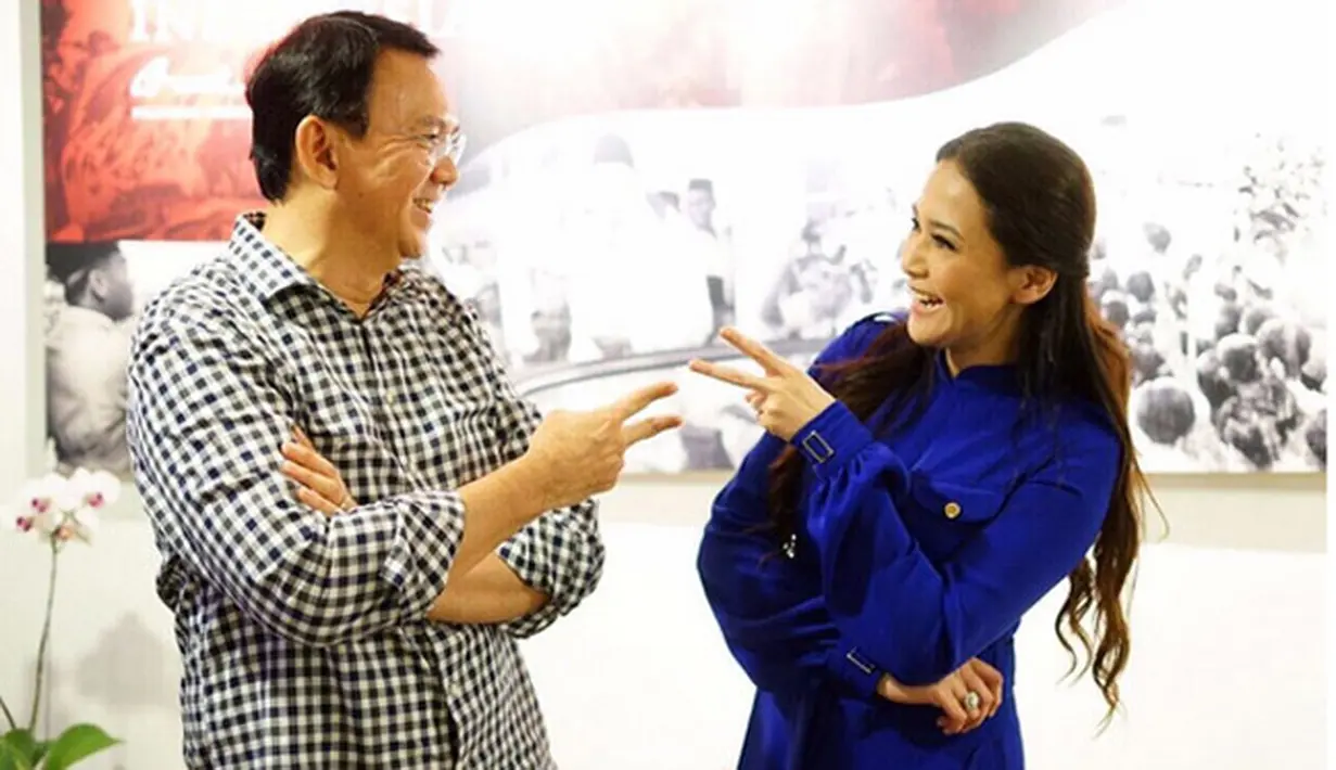 Kabar Maia dan Afgan membatalkan nonton konser itu dari akun Instagram. Dua penyanyi solo itu hadir menjadi bintang tamu dalam acara Ahok Show.  (Insagram/basukibtp)