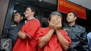 Polisi memperlihatkan dua tersangka perdagangan manusia (human traficking) di Polres Jakarta Pusat, Selasa (17/11). Kedua tersangka berinisial SR dan MS diancam dengan hukuman maksimal 10 tahun kurungan. (Liputan6.com/Gempur M Surya)