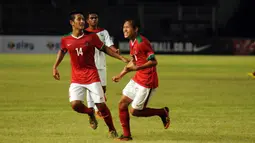 Gelandang timnas Indonesia U-23, Adam Alis S (kanan) merayakan golnya ke gawang Timor Leste di laga kualifikasi grup H Piala Asia 2016 di Stadion GBK Jakarta, Jumat (27/3/2015). Indonesia U-23 unggul 5-0 atas Timor Leste. (Liputan6.com/Helmi Fithriansyah)