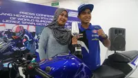 Ibunda Galang Hendra, Dessy Prasanti, mengaku tak henti-hentinya melantunkan doa ketika putra kesayangannya itu balapan di World Supersport 300 (WSSP) di Sirkuit Jerez. (Bola.com/Zulfirdaus Harahap)