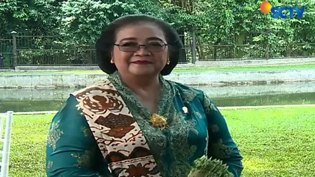 Spesial di Hari Kartini, Menteri Kehutanan dan Lingkungan Hidup Siti Nurbaya yang mengenakan sanggul dan kebaya.
