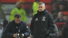 Manajer Manchester United, Ole Gunnar Solskjaer, termenung saat melihat tim asuhannya kalah 0-2 dari Burnley dalam laga pekan ke-24 Premier League, Kamis (23/1/2020) dini hari WIB. (Paul Ellis/AFP)
