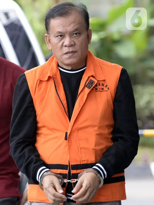 Dirut PT Rudi Jaya, Ibnu Ghopur penyuap Bupati Sidoarjo, Saiful Ilah berjalan akan menjalani pemeriksaan oleh penyidik di Gedung KPK, Jakarta, Selasa (18/2/2020). Ibnu Ghopur diperiksa sebagai tersangka terkait suap proyek infrastruktur di Dinas PUPR Kabupaten Sidoarjo. (merdeka.com/Dwi Narwoko)